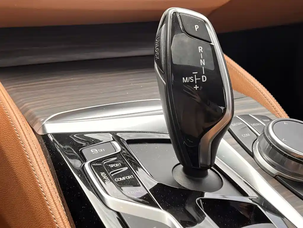 BMW 5 Series New Energy 2018 — фото 19