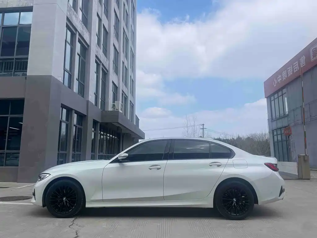 BMW 3 Series 2019 — фото 8
