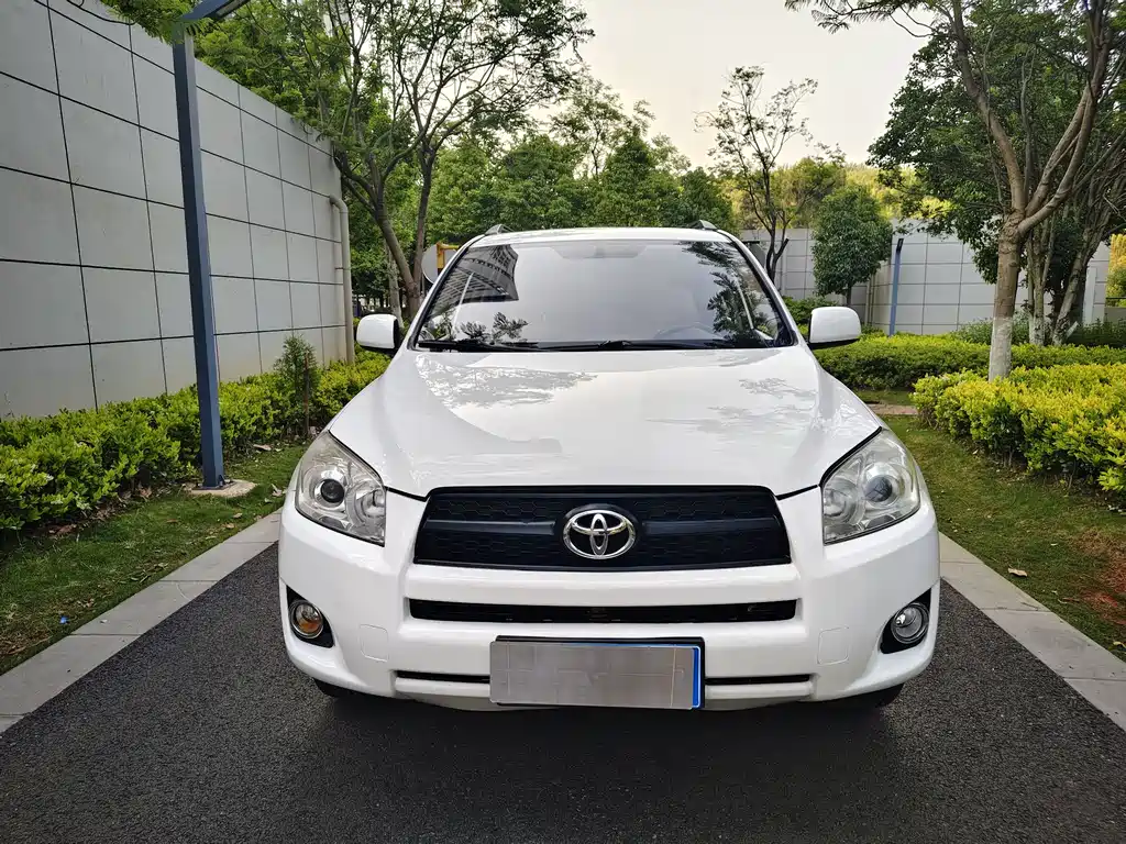 Toyota RAV4 2012 — фото 2