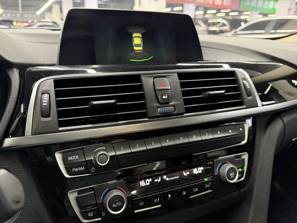 BMW 3 Series 2018 — фото 17
