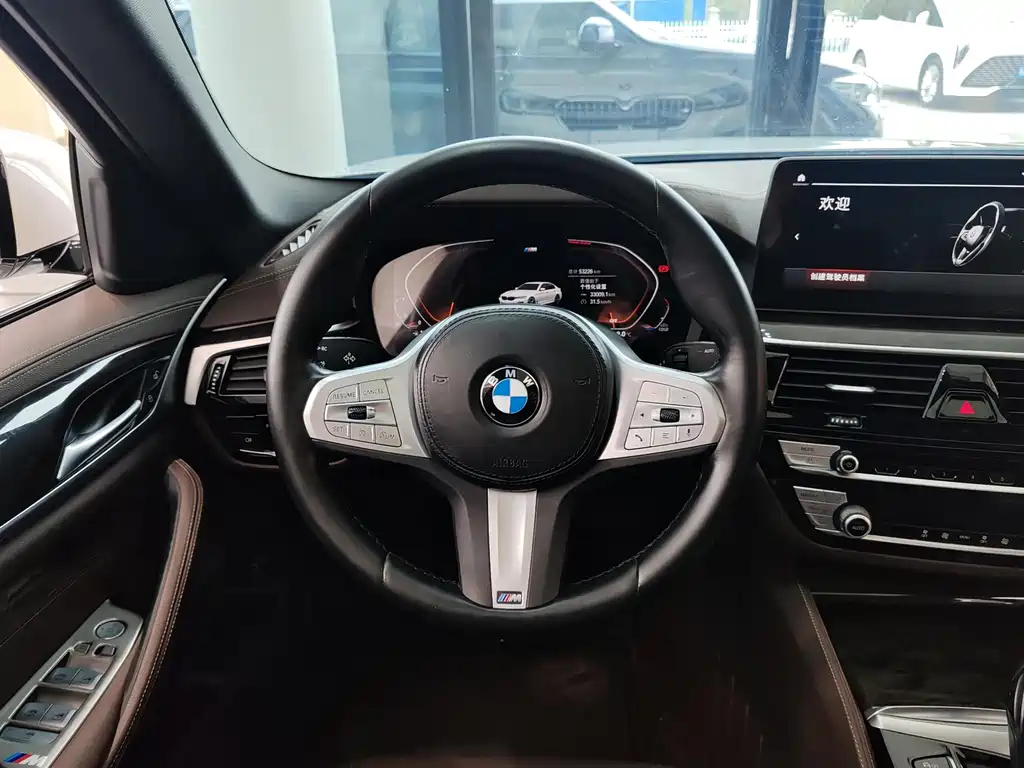 BMW 5 Series 2023 — фото 10