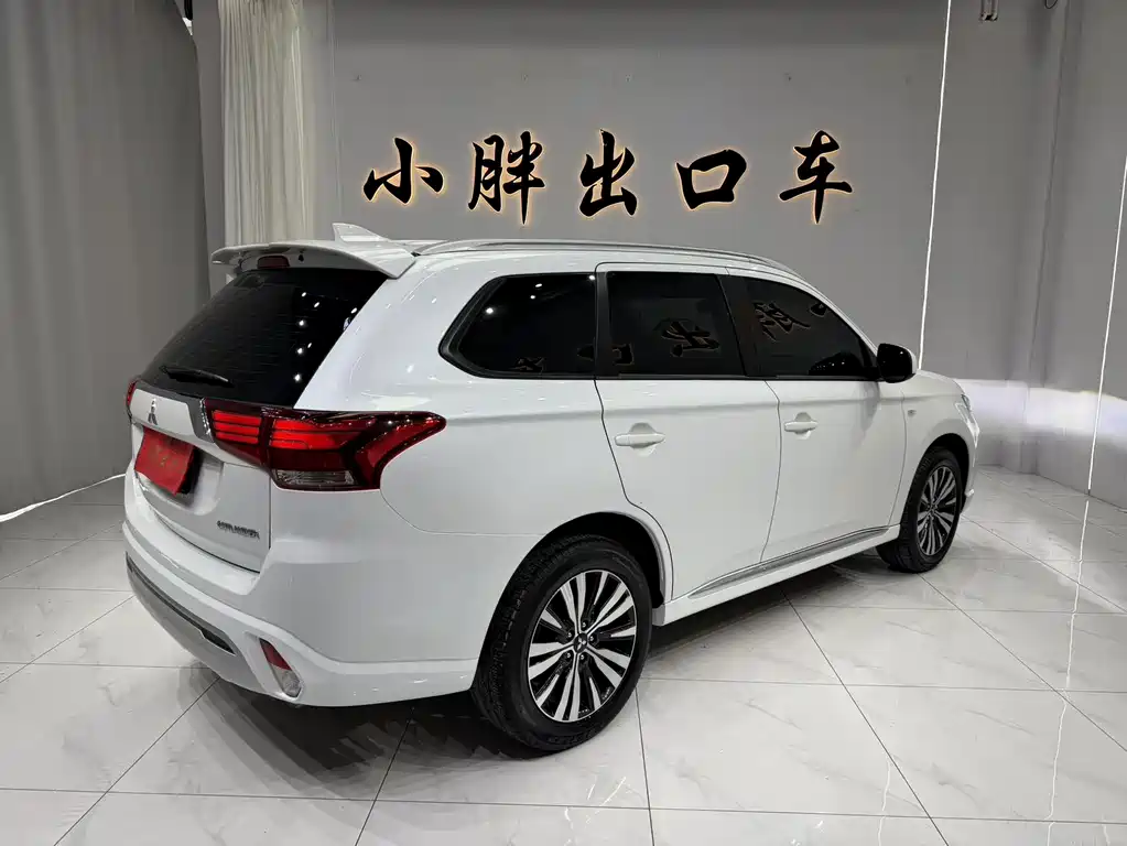 Mitsubishi Outlander 2022 — фото 2