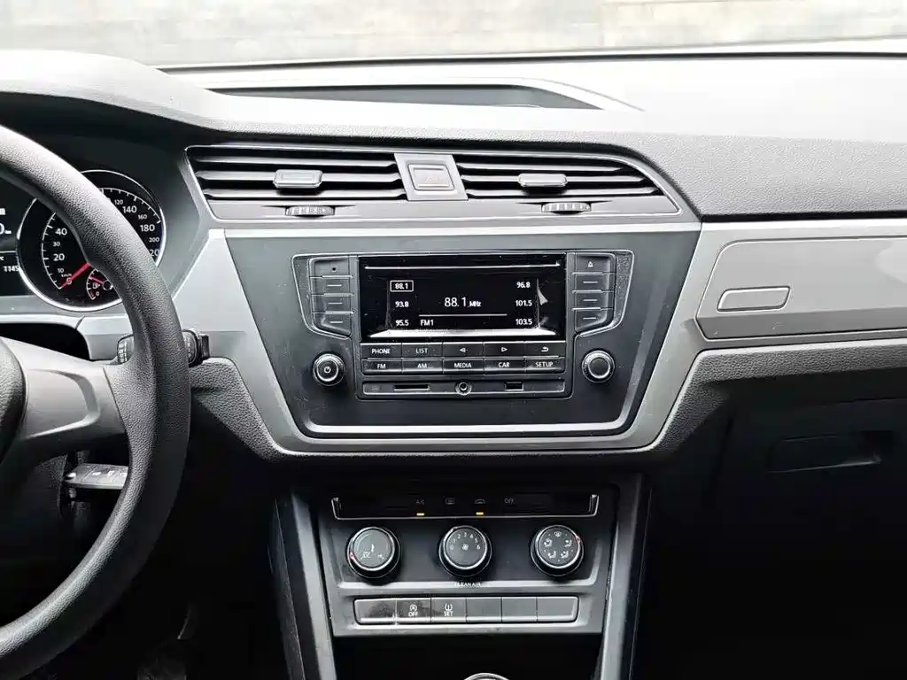 Volkswagen Touran 2017 — фото 10
