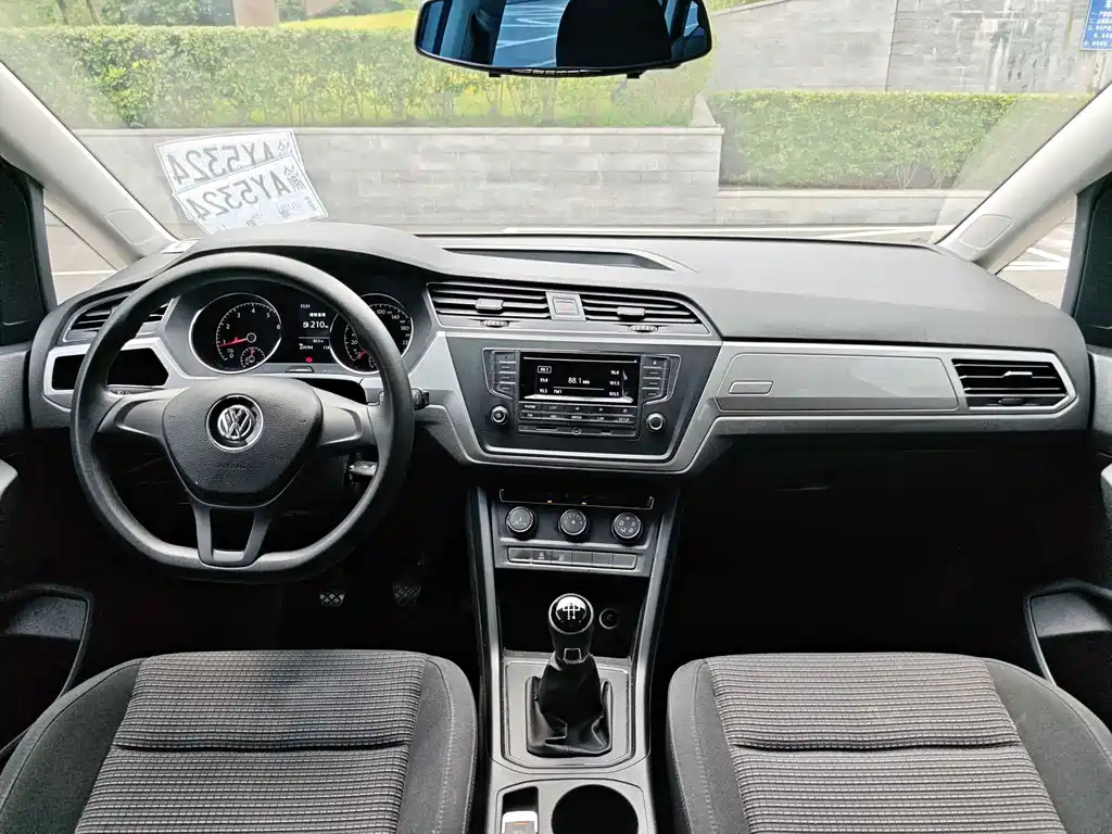 Volkswagen Touran 2017 — фото 11