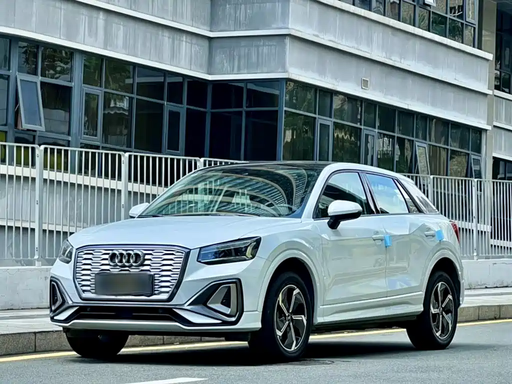 Audi Q2L e-tron 2022 — фото 1