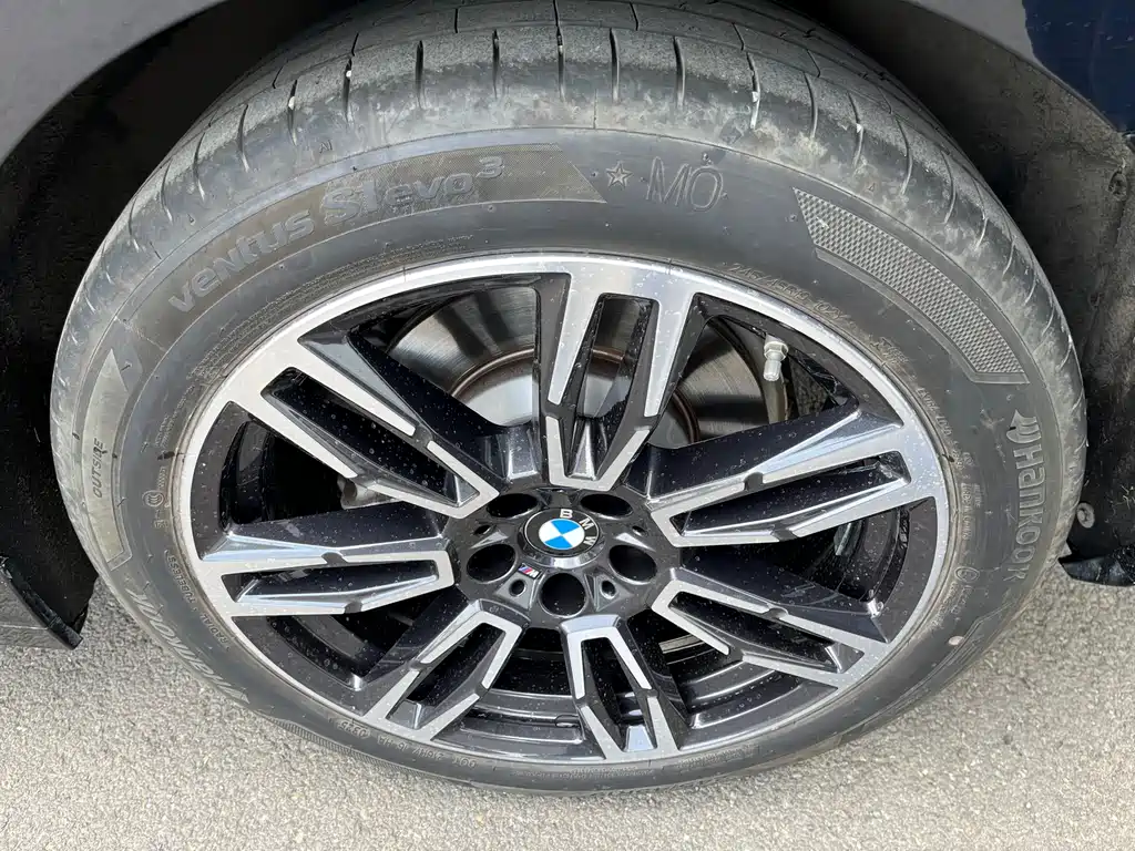 BMW 5 Series 2025 — фото 9