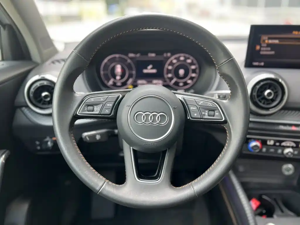 Audi Q2L e-tron 2022 — фото 17