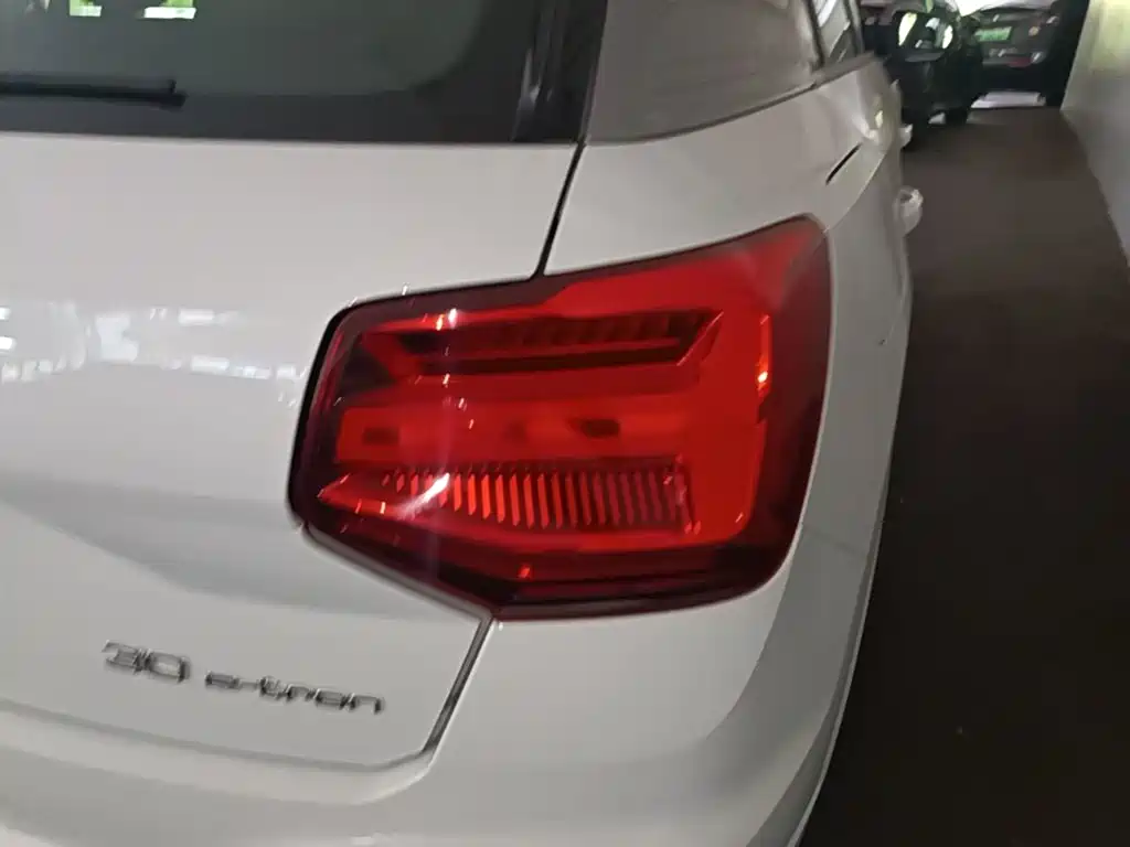 Audi Q2L e-tron 2022 — фото 22