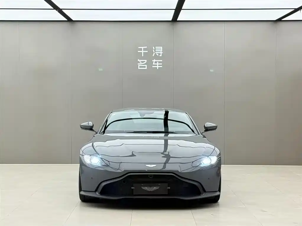 Aston Martin V8 Vantage 2023 — фото 2