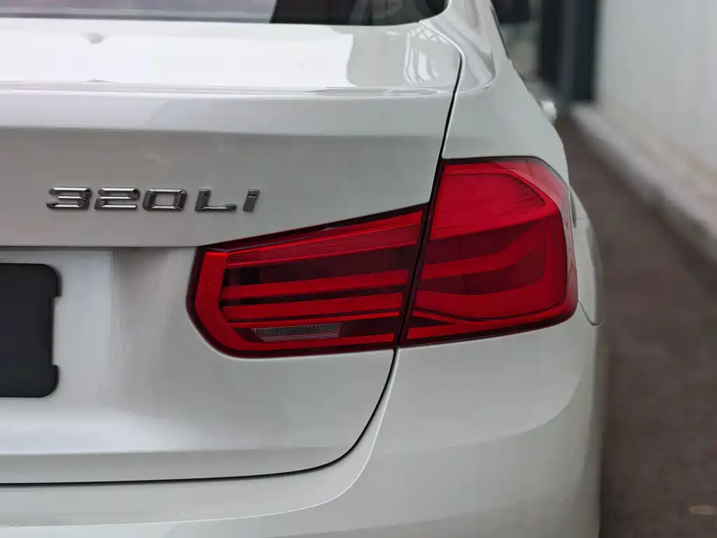 BMW 3 Series 2017 — фото 11