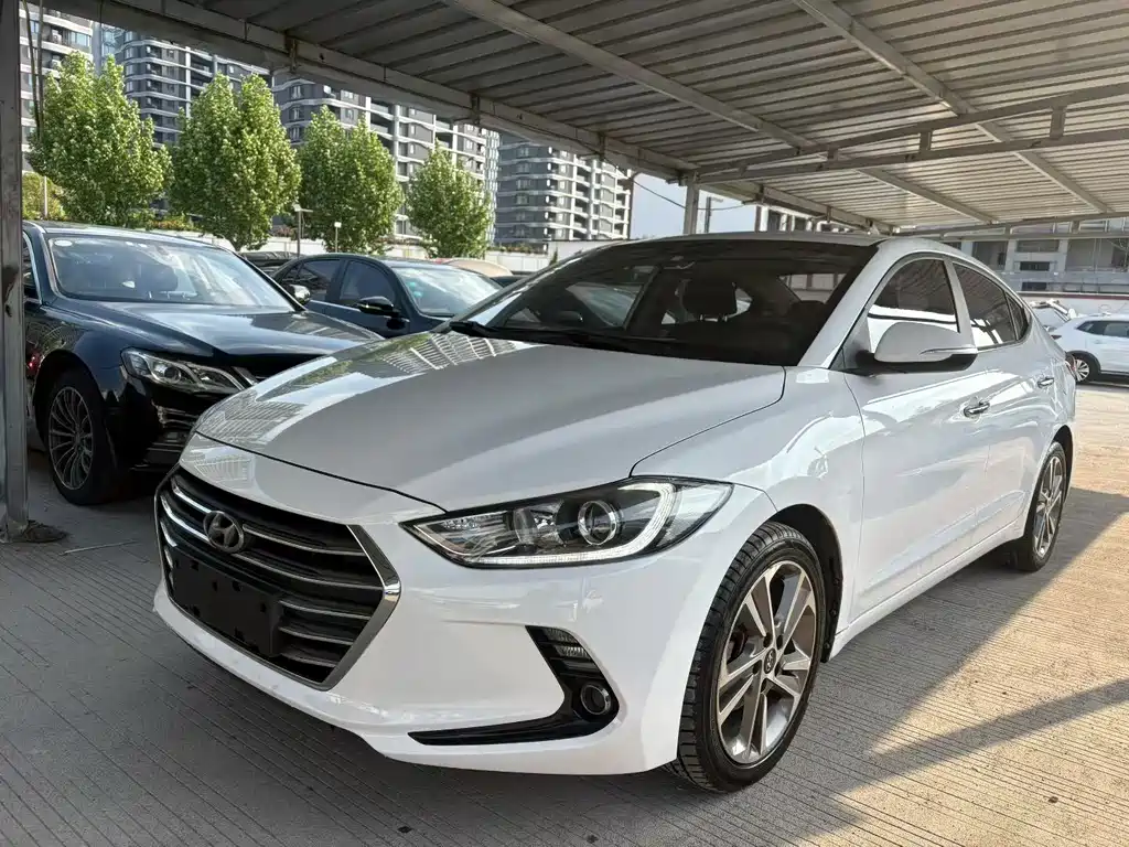 Hyundai Elantra 2018 — фото 1