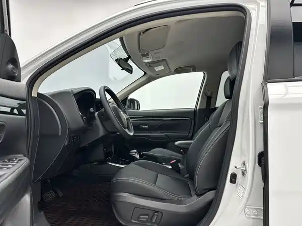 Mitsubishi Outlander 2023