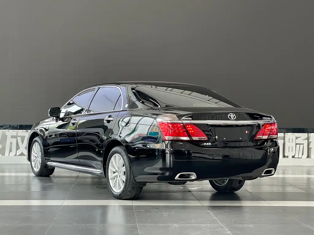 Toyota Crown 2015 — фото 4