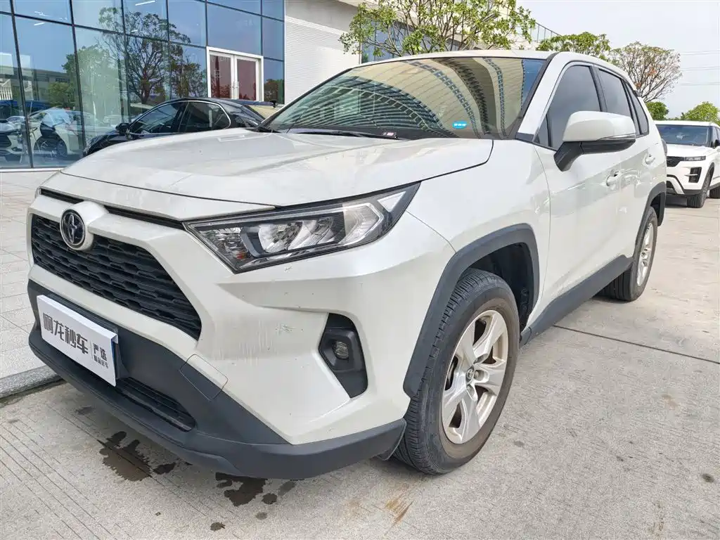 Toyota RAV4 2023 — фото 1