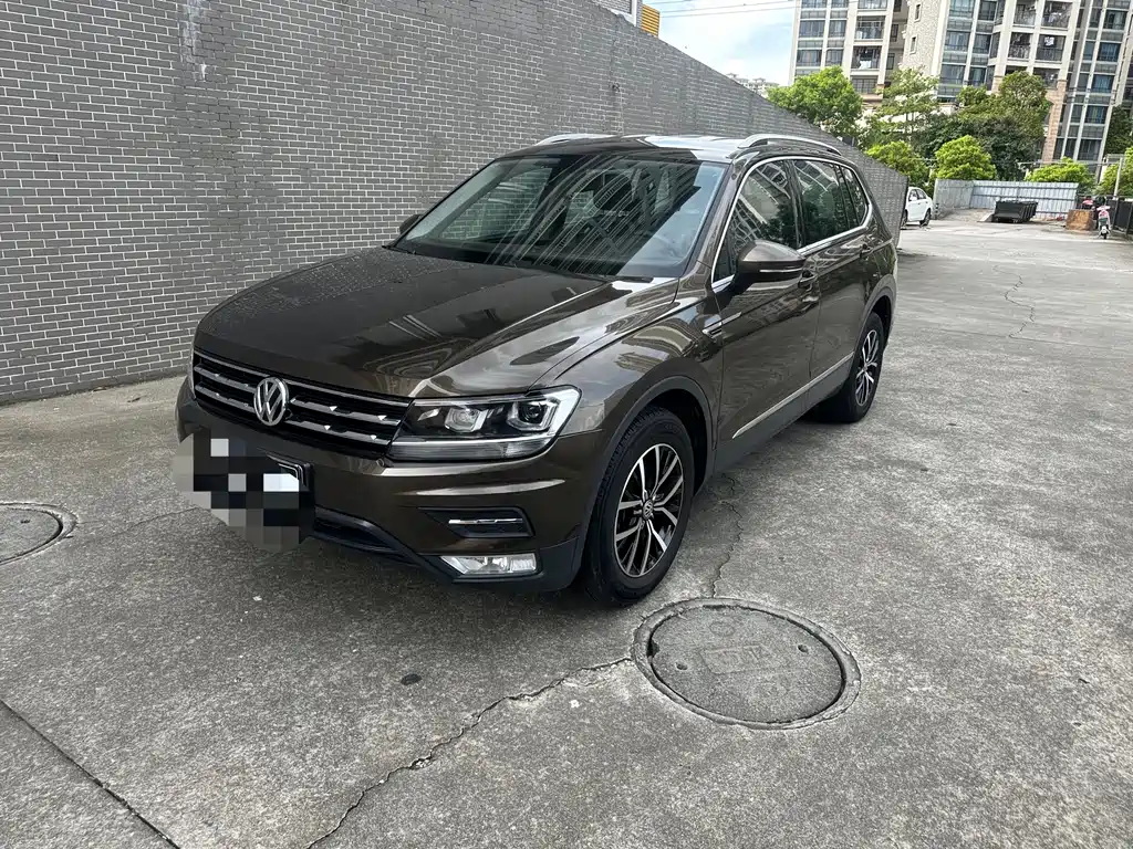 Volkswagen Tiguan L 2017 — фото 1