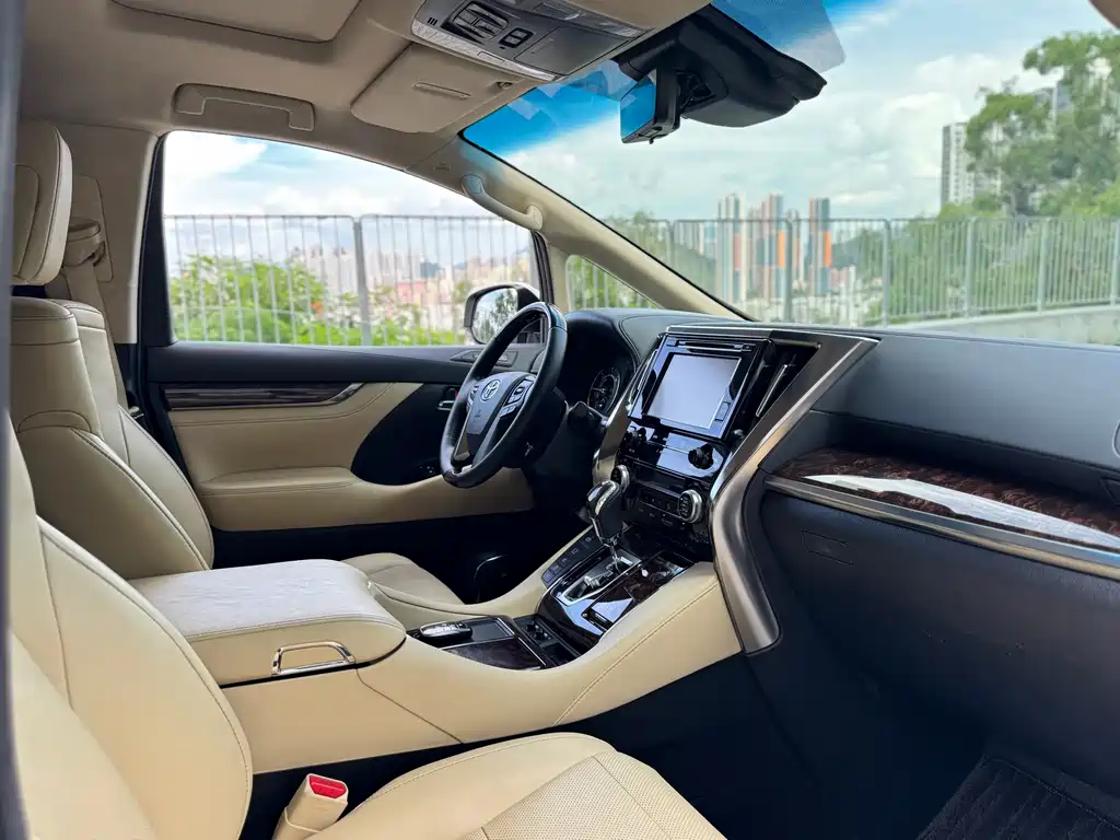 Toyota Alphard 2020 — фото 18