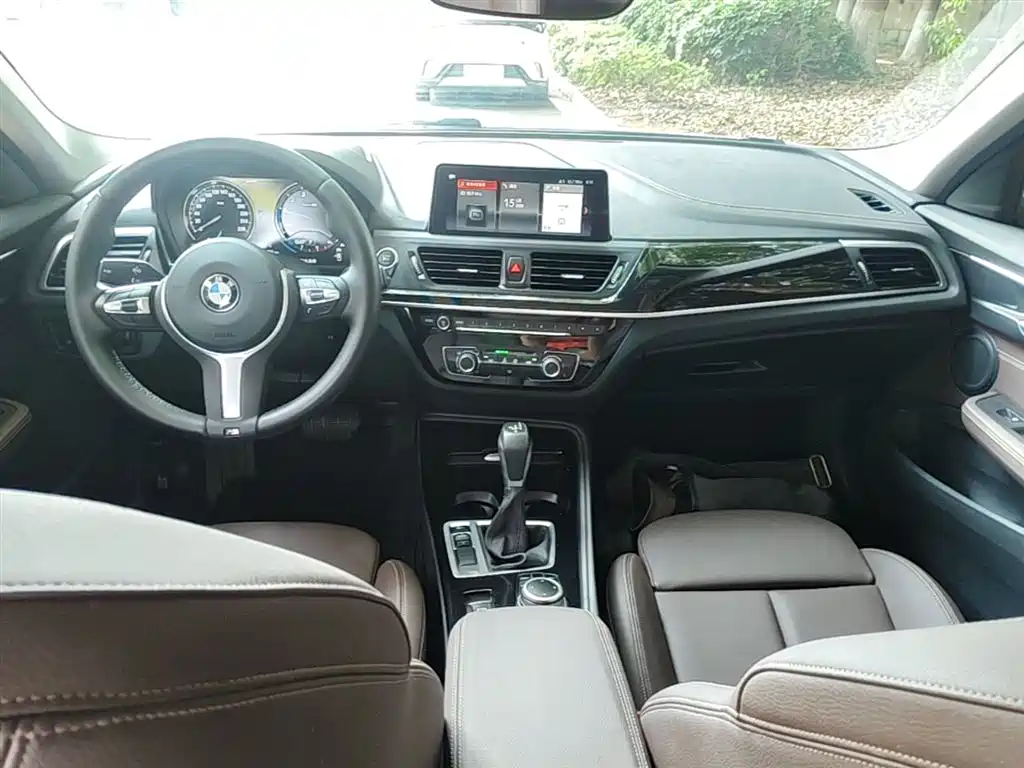 BMW 1 Series 2019 — фото 10