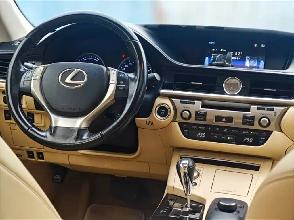 Lexus ES 2015 — фото 12
