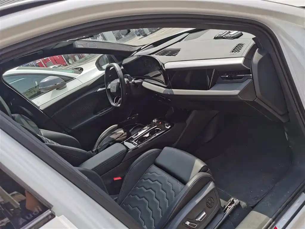 Audi Q6L e-tron 2025 — фото 11
