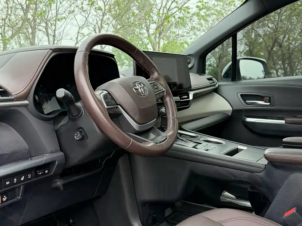 Toyota Granvia 2023