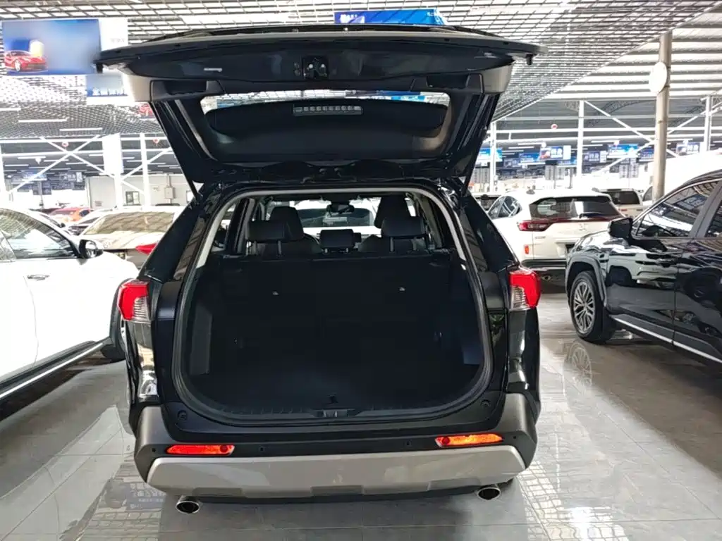 Toyota RAV4 2023 — фото 19