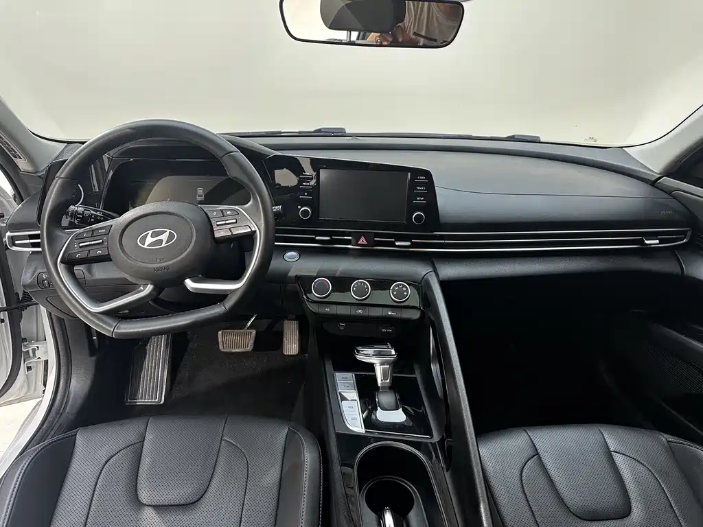 Hyundai Elantra 2023 — фото 12