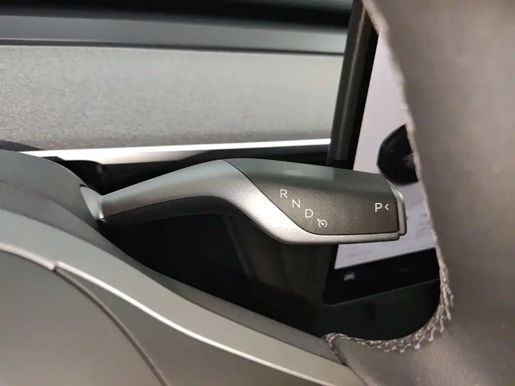 Tesla Model Y 2025 — фото 14