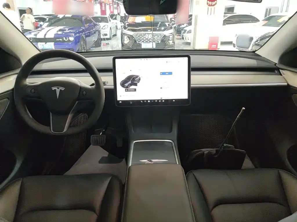 Tesla Model Y 2025 — фото 10