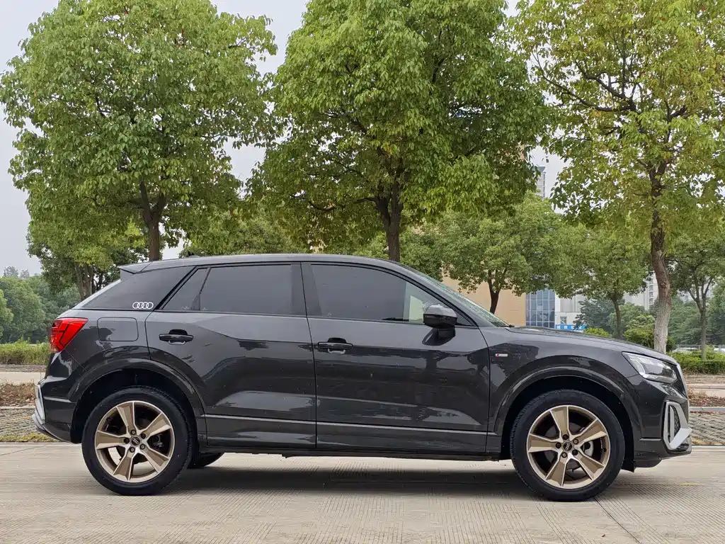Audi Q2L 2023 — фото 4