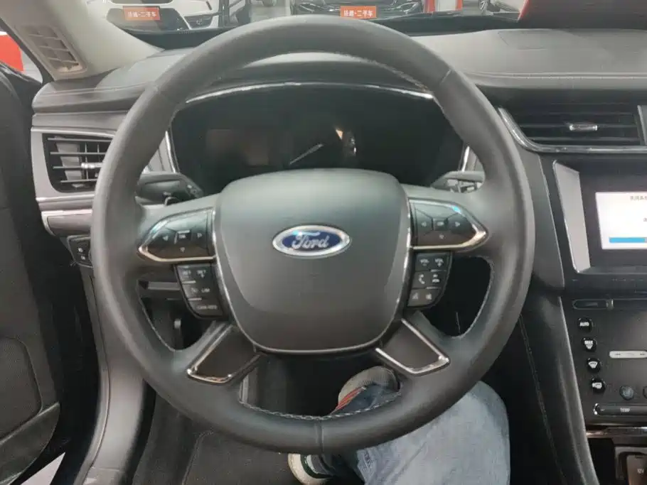 Ford Taurus 2018 — фото 15