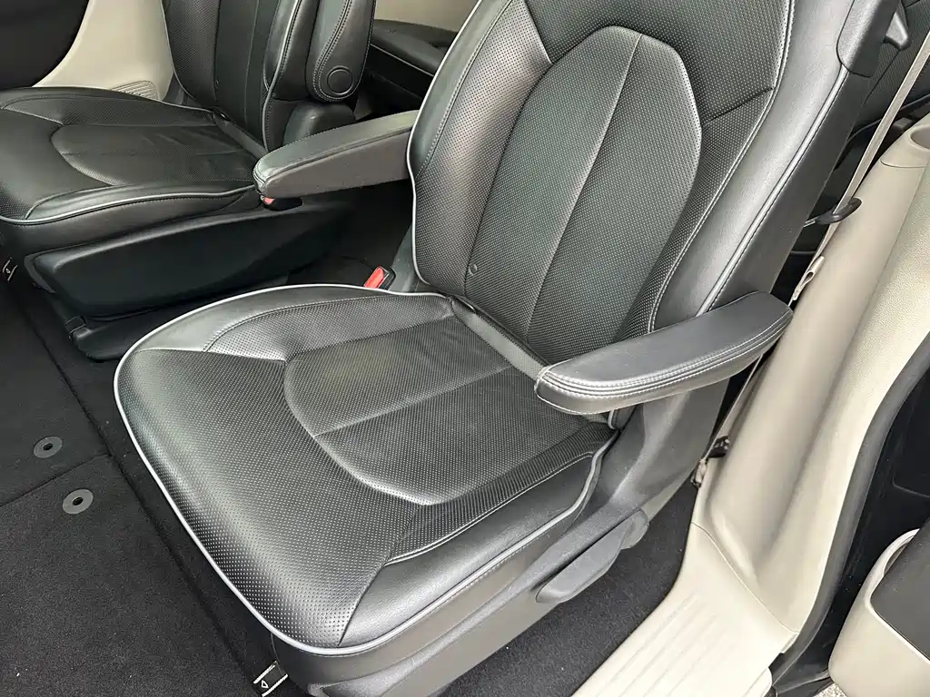 Chrysler Grand Voyager 2017 — фото 16