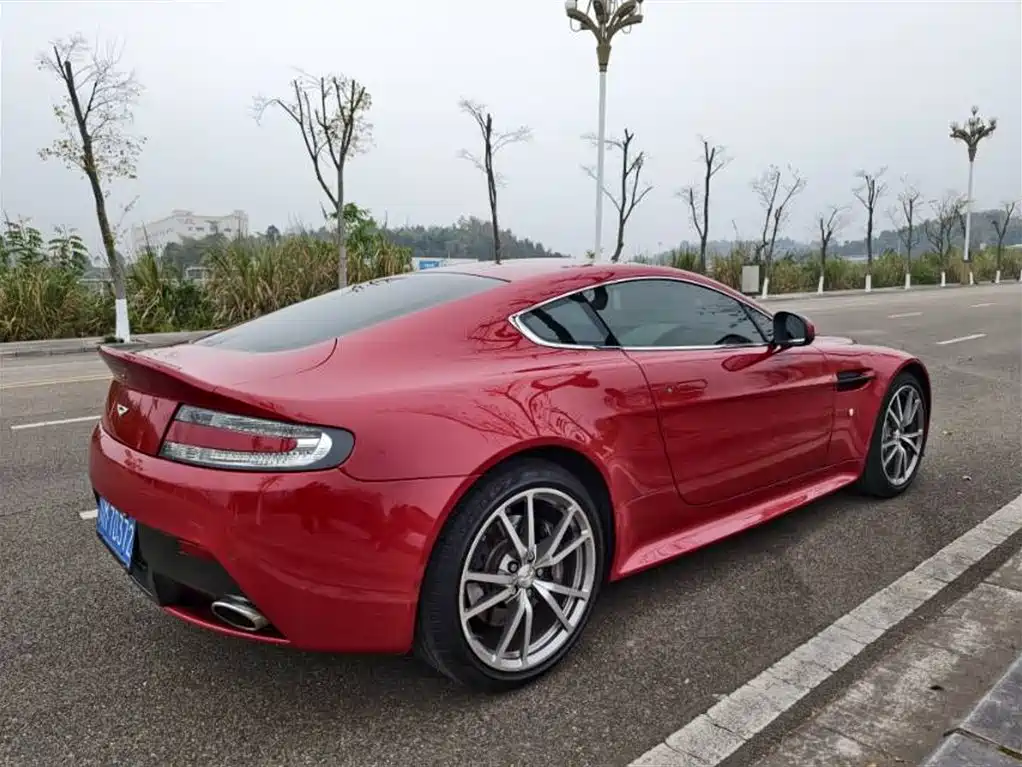Aston Martin V8 Vantage 2021 — фото 4