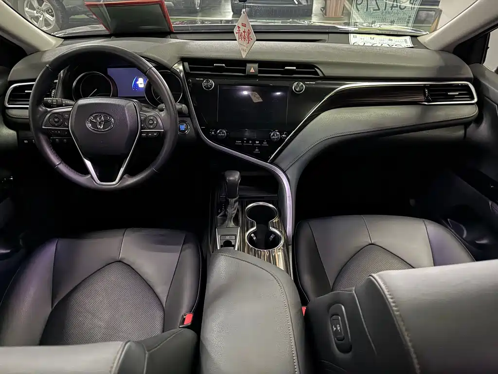 Toyota Camry 2019 — фото 8