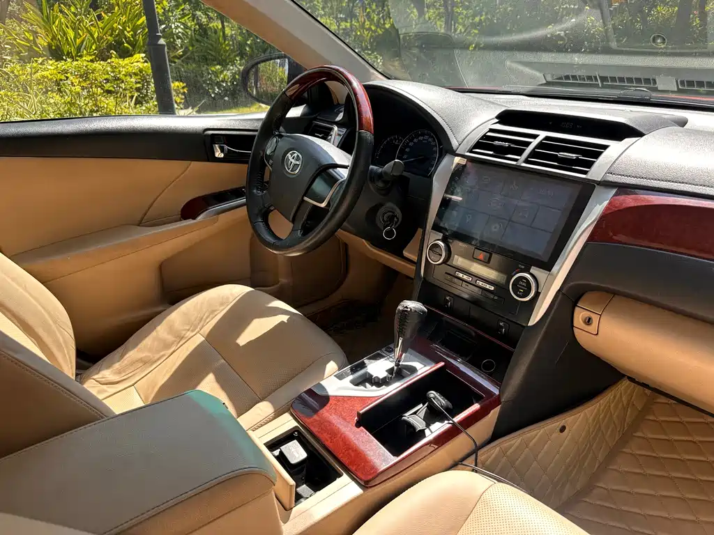 Toyota Camry 2014 — фото 12