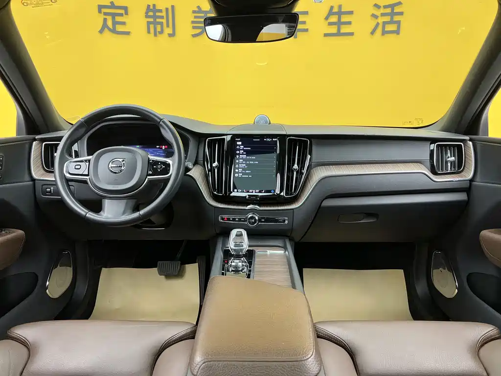 Volvo XC60 2022 — фото 11