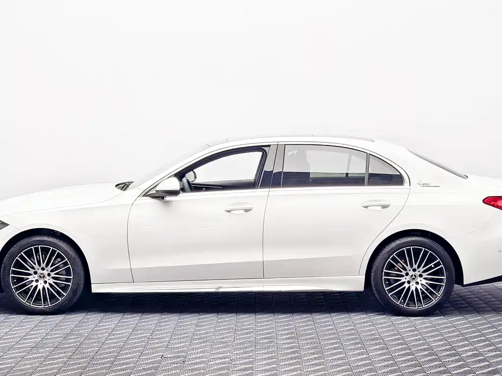 Mercedes-Benz C-Class 2024 — фото 4