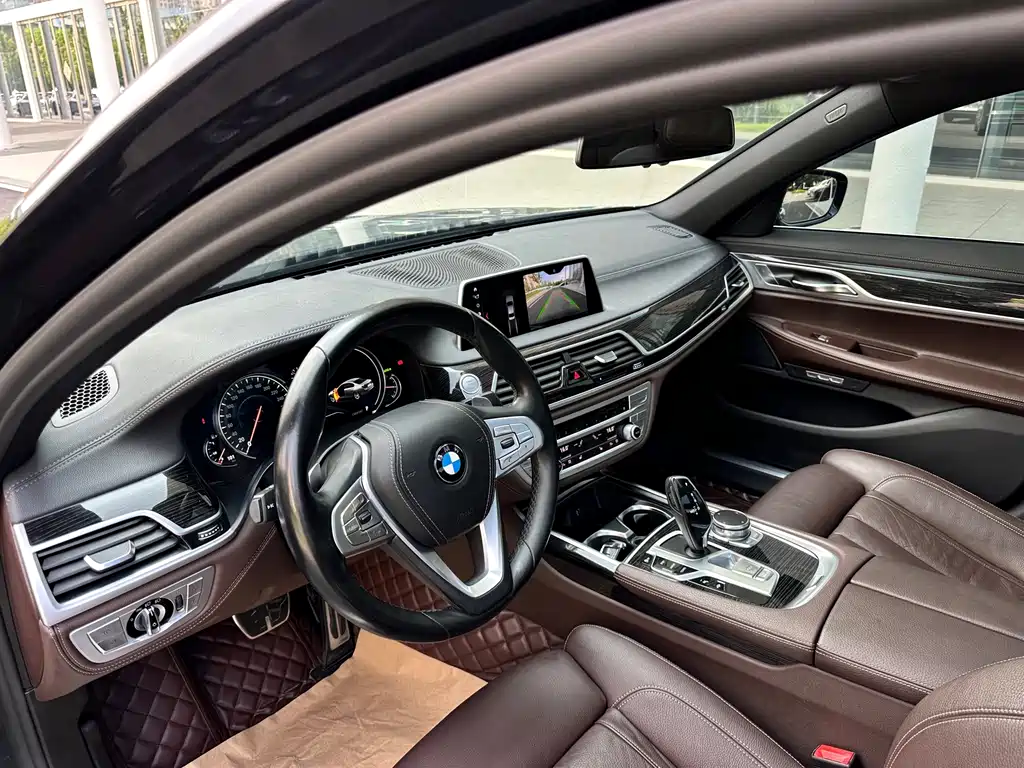BMW 7 Series 2017 — фото 9