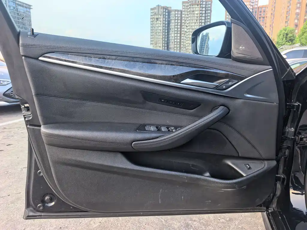 BMW 5 Series 2018 — фото 11