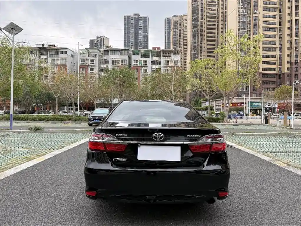 Toyota Camry 2016 — фото 8