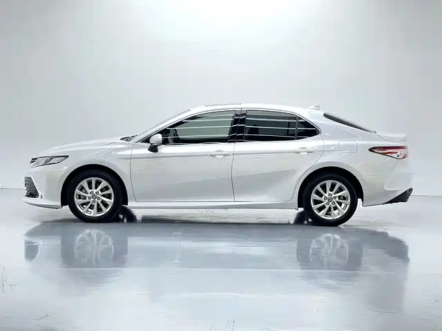 Toyota Camry 2022 — фото 7