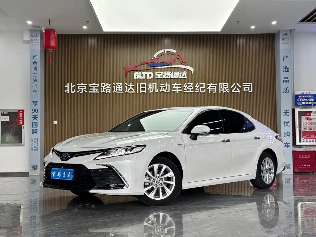 Toyota Camry 2024 — фото 1