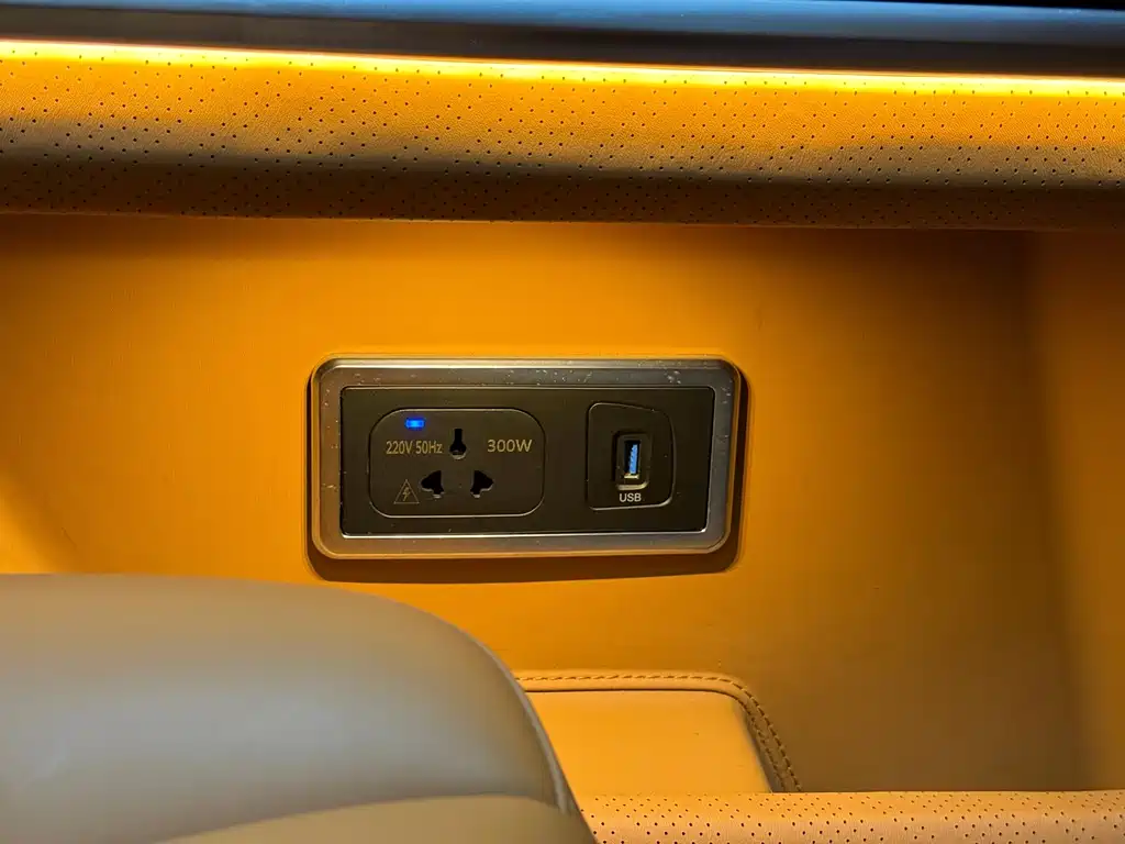 Mercedes-Benz V-Class 2023 — фото 15