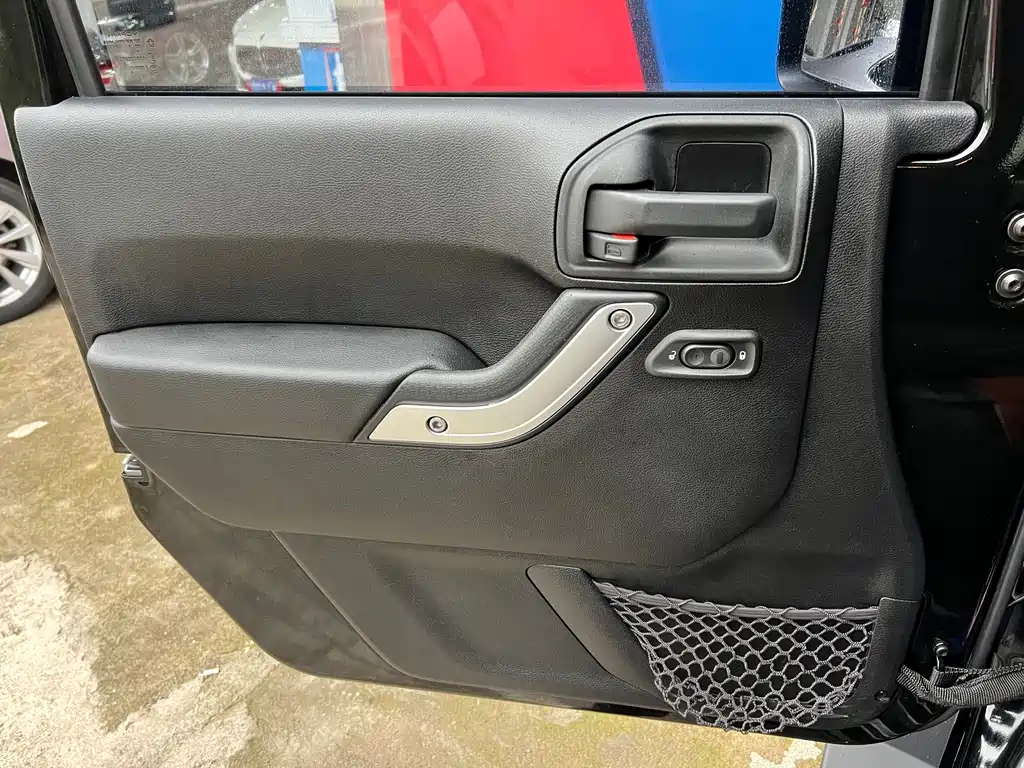 Jeep Wrangler 2016 — фото 20