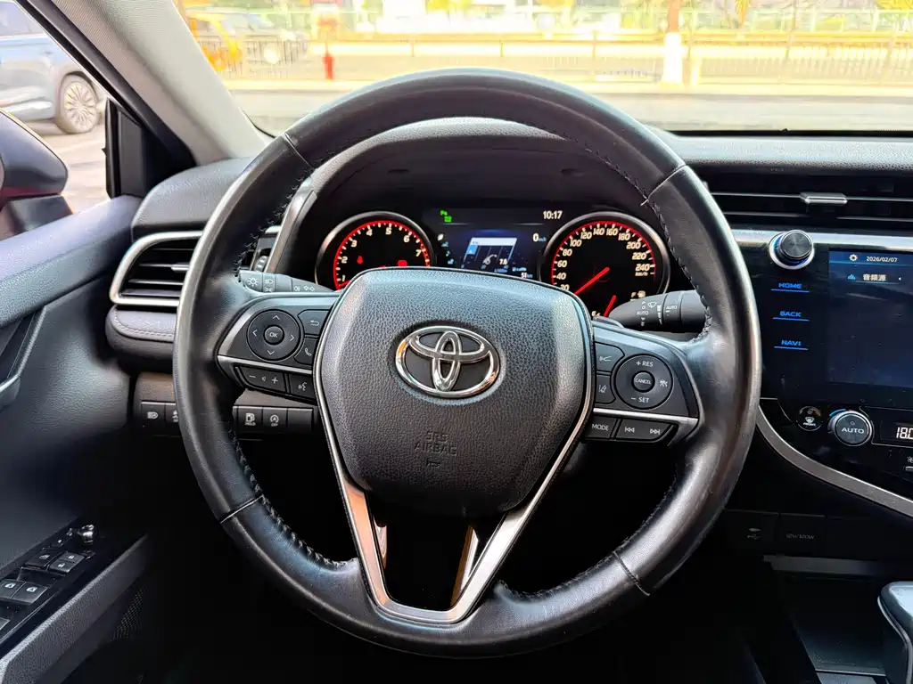 Toyota Camry 2019 — фото 8