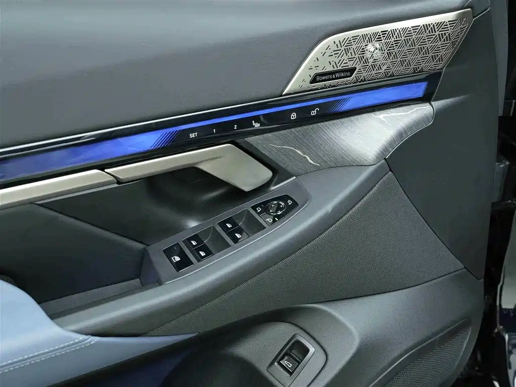 BMW 5 Series 2025 — фото 16