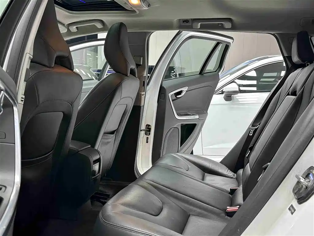 Volvo V60 2016 — фото 13