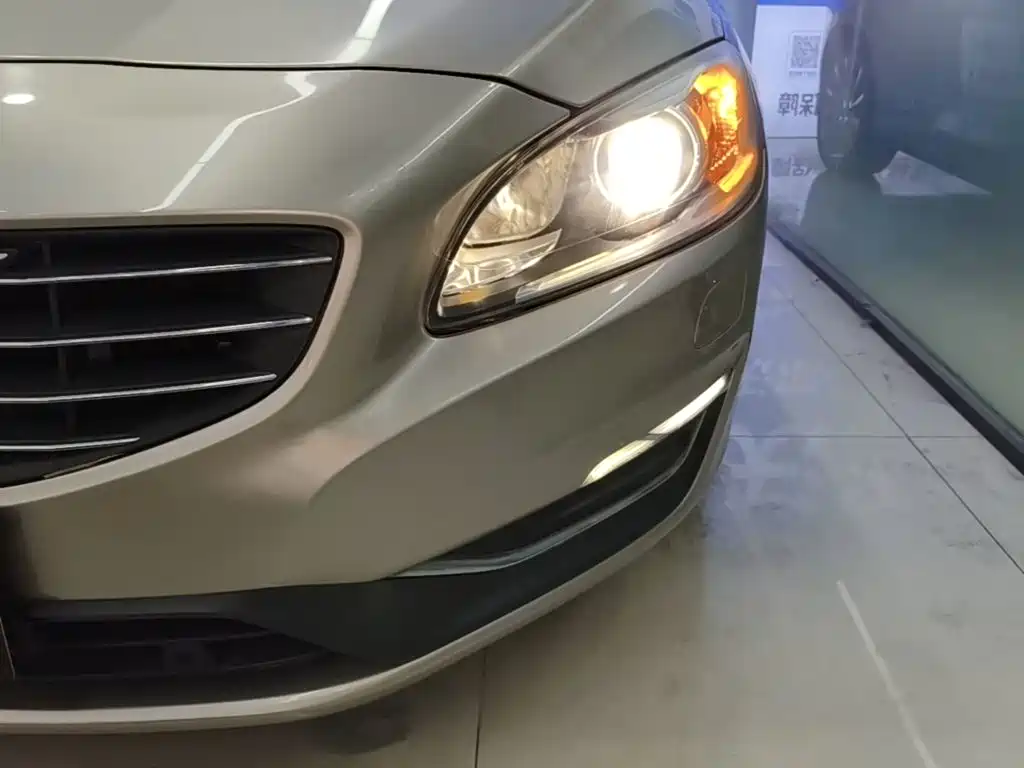 Volvo V60 2015 — фото 24