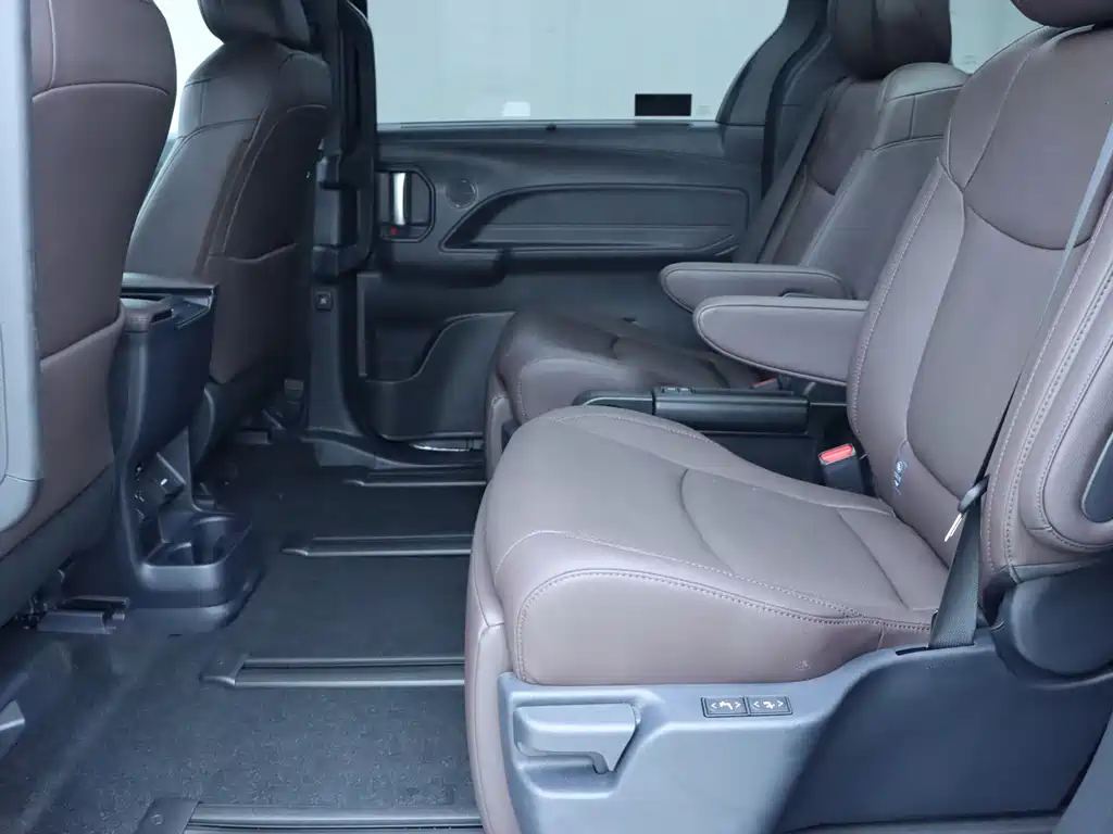 Toyota Sienna 2023 — фото 15