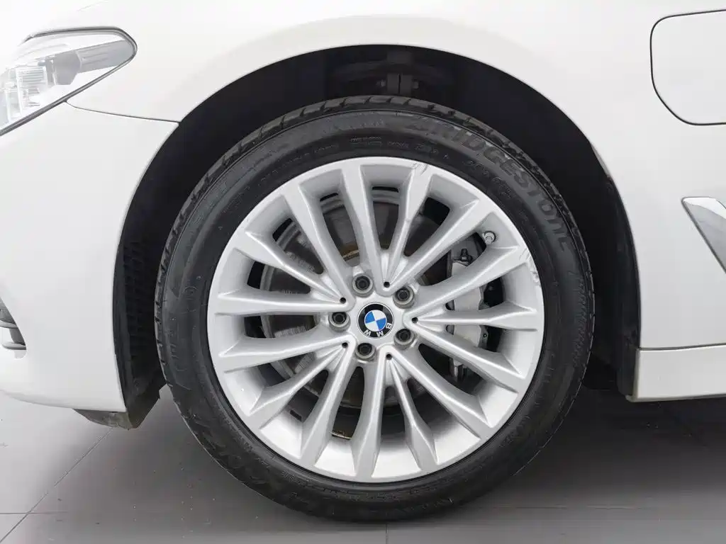 BMW 5 Series New Energy 2020 — фото 17