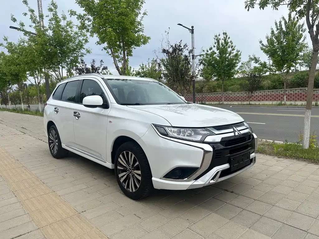 Mitsubishi Outlander 2022 — фото 3